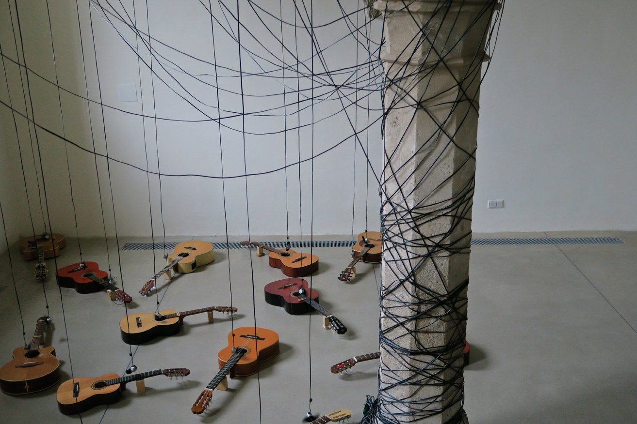 quebrada escondida sound installation15 acoustic guitars, 600m cable,&amp;nbsp;21 dc motors and computer. Kapitelsaal, Klangraum Krems, Austria. 2016